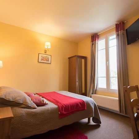 Au Bord Du Lac Hotel Saint-Remy-les-Chevreuse Exterior photo