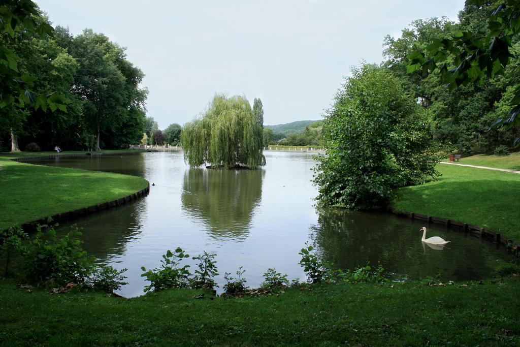 Au Bord Du Lac Hotel Saint-Remy-les-Chevreuse Exterior photo